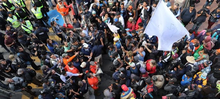 Εκατοντάδες μετανάστες διαδήλωσαν κοντά σε σημείο διέλευσης στα σύνορα Μεξικού-ΗΠΑ